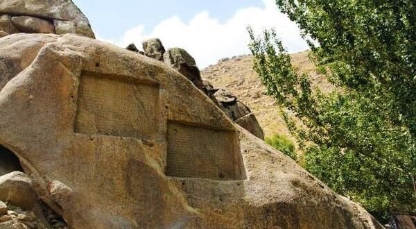 نشانه های گنج در کوه و سنگ09909061300